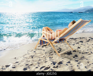 sonnenbaden-am-fkk-strand-m-dchen-stockfoto-bild-26259965-alamy