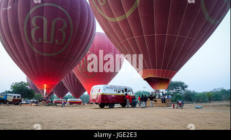 Bagan, Myanmar - 20. Februar 2016. Touristen genießen Ballonfahrten in Bagan, Myanmar. Ballonfahrt über Bagan ist eine der denkwürdigsten Aktion für Stockfoto