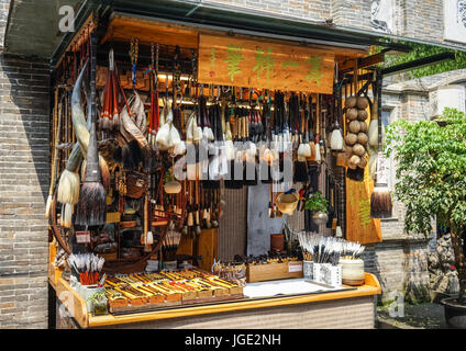 Chengdu, China - 20. August 2016. Souvenirshop im Jinli alte Strasse in Chengdu, Sichuan. Chengdu ist die Hauptstadt und größte Stadt des Sichua Stockfoto