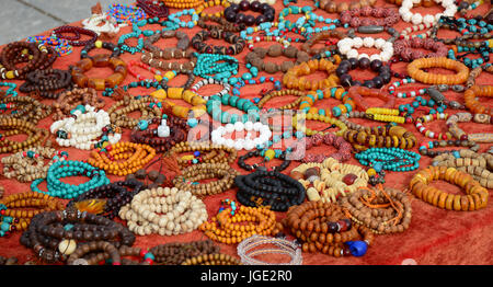 Bunte Halbedelstein Armbänder zum Verkauf auf dem lokalen Markt in Sichuan, China. Stockfoto