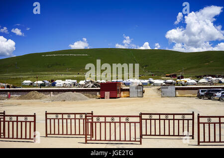 Sichuan, China - 18. August 2016. Hütten des tibetischen Volkes in Kham, Sichuan, China. Kham ist einer der 3 wichtigsten traditionellen Regionen Tibets, zusammen mit U- Stockfoto