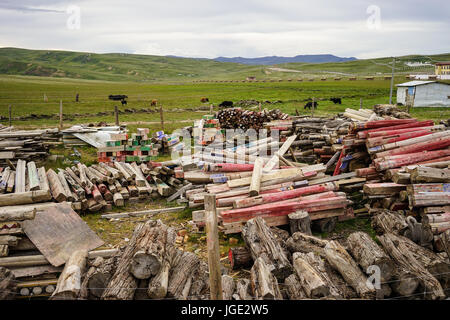 Holzmaterial im Yarchen Gar Kloster in Garze, Sichuan, China. Yarchen Gar ist die größte Konzentration von Nonnen und Mönchen in der Welt. Stockfoto