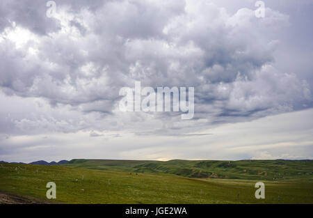 Berglandschaft mit grauen Himmel in Kham Tibet, Sichuan, China. Stockfoto