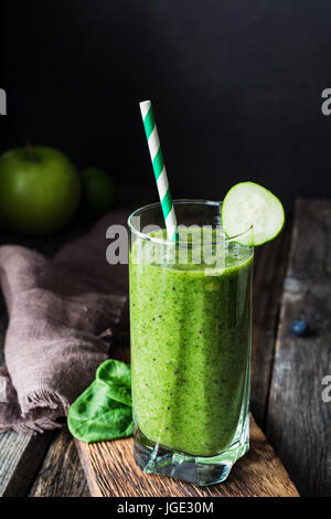 Grüne Smoothie , detox kaltes Getränk, vegan. Detailansicht Stockfoto