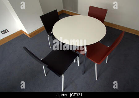leere niemand Business Meetingtisch mit vier Stühlen in grundlegenden Konferenzraum Stockfoto