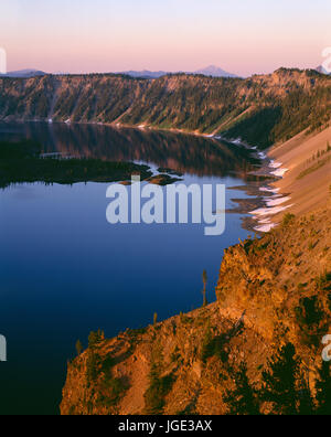 USA, Oregon, Crater Lake Nationalpark, Sonnenaufgang auf Wizard Island, anzeigen südlich von Merriam Point mit Mount Shasta und Mount McLoughlin sichtbar Stockfoto