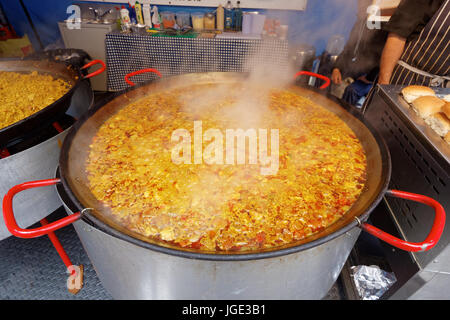 Catering Straße jences Paella paella Markt Food Festival Glasgow Schottland Glasgow Weihnachtsmarkt Abschaltdruck Stockfoto