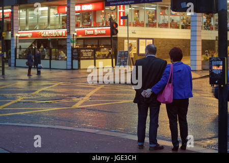 Älteres Paar mittleren Alters in einer Nacht in der Stadt Freitag Samstag Stockfoto