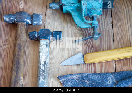 Zimmerei-Tools auf einer hölzernen Tischplatte. Stockfoto