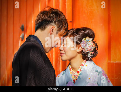 Nicht identifizierte Bräutigam und Braut Kleid Tracht für ihre Hochzeit am Yasaka-Jinja Schrein in Kyoto, Japan Stockfoto
