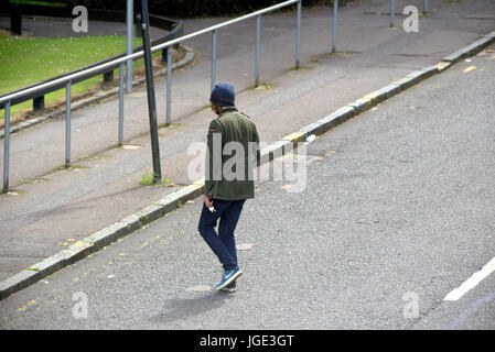 Glasgow Straße junger Mann Jugendlicher Student kreuzenden Straße Straße Hipster casual dress Stockfoto