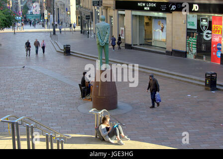 Glasgow Straße Schüler liest Buch STUFENPLATZ Sauchiehall Street in der Nähe von Donald Dewar-statue Stockfoto