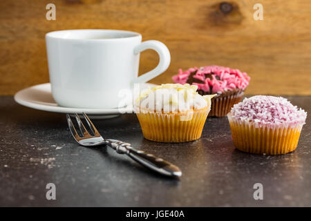 Leckere süße Muffins und Kaffee. Stockfoto