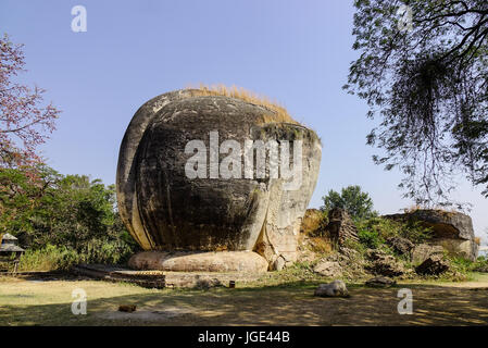 Ruine der Wächter Statue vor Mingun Pahtodawgyi Pagode in Mandalay, Myanmar. Die Pagode ist eines der berühmten Monumente in der Welt. Stockfoto