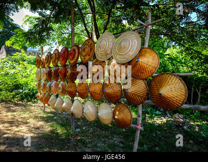 Trachtenhüte für Verkauf in Mandalay, Myanmar. Stockfoto