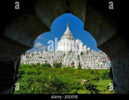 Die weiße Pagode von Hsinbyume (Mya Thein Dan Pagode) in Mingun, Mandalay, Myanmar. Hsinbyume ist eine schöne alle weiße Pagode im Jahre 1816 erbaut. Stockfoto