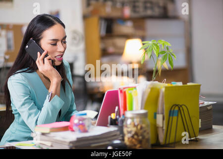 Thai Transgender Geschäftsfrau reden über Handy im Büro Stockfoto