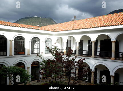 Der Innenhof der Banco De La Republica Kunstmuseum mit Monserrate im Hintergrund, Bogota, Kolumbien Stockfoto