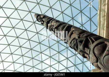 Haida Totempfahl aus British Columbia, The British Museum Elizabeth II Great Court entworfen von Foster and Partners, die Königin große London, England, Stockfoto