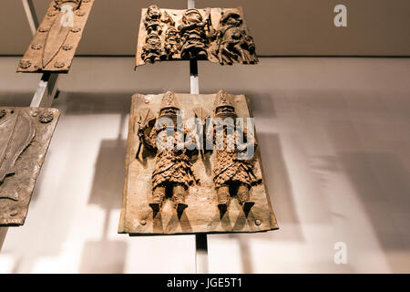 Relief gegossen Messingplatten von Benin City, der Palast Dach zu stützen. Benin-Kunst, von Edo Menschen geschaffen. Das British Museum, London Stockfoto