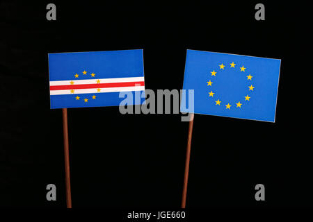 Kap-Verde Flagge mit der Flagge der Europäischen Union (EU) auf schwarzem Hintergrund isoliert Stockfoto