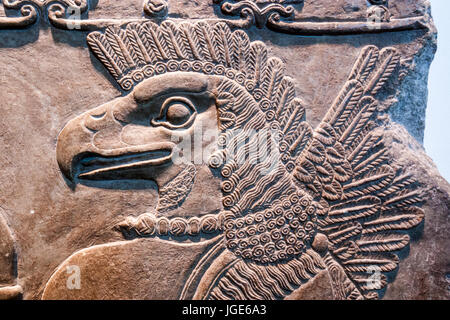 Adler leitete Schutzgeist, assyrischen aus Nimrud, an das British Museum, Great Russell Street, London, England, UK Stockfoto