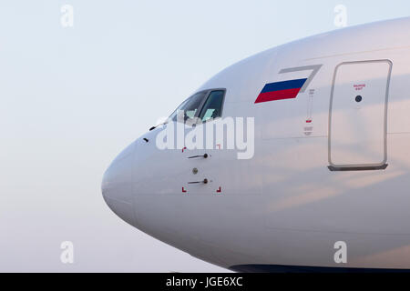 Die Nase des Flugzeugs im Licht des Sonnenuntergangs mit der russischen Flagge, der Blick von der Seite auf den Pilotensitz und des Notausstiegs Stockfoto