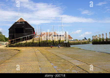 Die lange Helling und Bootshaus am Tiefwasserführung im Hafen von Bosham in West Sussex an der Südküste von England Stockfoto