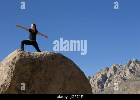 Yoga in den Bergen von Orgel - New Mexico Desrt Stockfoto