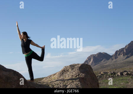 Yoga in den Bergen von Orgel - New Mexico Desrt Stockfoto