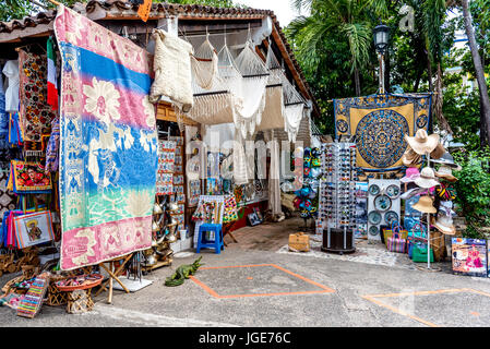 Outdoor-Markt in Puerto Vallarta Zona Romantica auf dem Rio Cuale mit Souvenirs, Textilien, Hängematten. Stockfoto