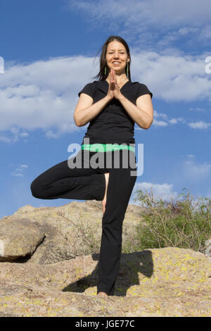 Yoga in den Bergen von Orgel - New Mexico Desrt Stockfoto