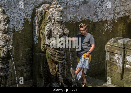 Der Mensch seine Füße waschen im Badetempel, Goa Gajah, Bali, Indonesien Stockfoto