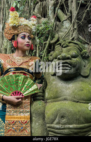 Die Schöne und das Biest, Goa Gajah Tempel, in Ubud, Indonesien Stockfoto