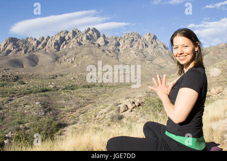 Yoga in den Bergen von Orgel - New Mexico Desrt Stockfoto