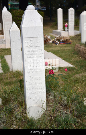 Weiße Grabsteine für die Märtyrer getötet während der Belagerung von Sarajevo zu füllen die Ali Pashas Friedhof im Stadtteil Altstadt. Stockfoto