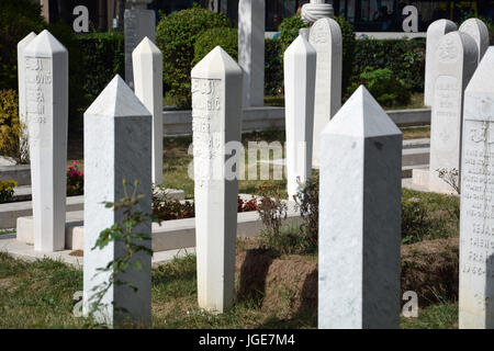 Weiße Grabsteine für die Märtyrer getötet während der Belagerung von Sarajevo zu füllen die Ali Pashas Friedhof im Stadtteil Altstadt. Stockfoto