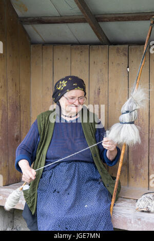 eine Frau mit einer traditionellen Methode der Maramures Region Wolle spinnen Stockfoto