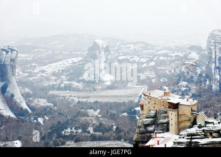 Das heilige Kloster Rousanou unter starkem Schneefall, Meteora, Kalabaka, Griechenland Stockfoto