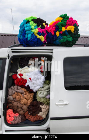 Verkauf von traditionellen farbigen Filzen auf ein outdoor-Markt in der Maramures-region Stockfoto