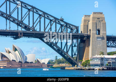 Anzeigen des Sydney Opera House, Sydney Harbour Bridge und trainieren auf der Brücke, Hafen von Sydney, Australien Stockfoto