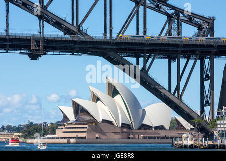 Sydney Opera House, Sydney Harbour Bridge und Sydney Zug auf der Brücke, Sydney, Australien Stockfoto