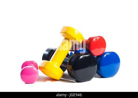 Fünf bunten Metall Kurzhanteln auf isolierten Hintergrund in zufälliger Reihenfolge Stockfoto