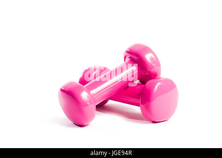Zwei rosa Kunststoff Kurzhanteln auf einem isolierten Hintergrund in eine zufällige Reihenfolge Stockfoto