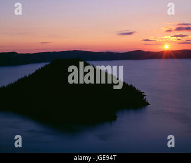 USA, Oregon, Crater Lake National Park, Sunrise over Wizard Island and Crater Lake in summer. Stockfoto