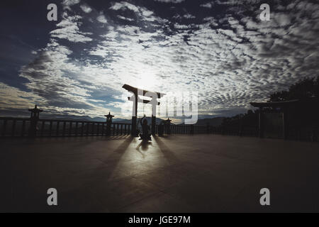 Üben Yoga Zen Meditating - Linh Quy Phap-Bao Loc - Strahlen Bao Lam - Da Lat - Lam Dong - Viet Nam - Sonnenaufgang mit Pagode Tor Silhouetten Stockfoto