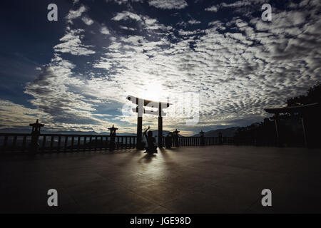 Üben Yoga Zen Meditating - Linh Quy Phap-Bao Loc - Strahlen Bao Lam - Da Lat - Lam Dong - Viet Nam - Sonnenaufgang mit Pagode Tor Silhouetten Stockfoto