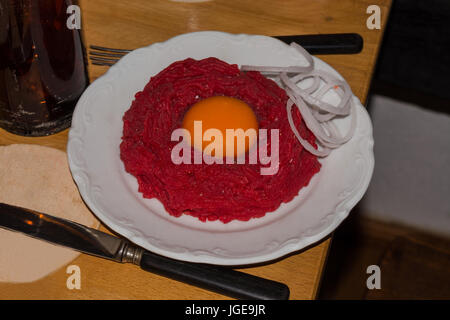 Spiegelei und Hackfleisch auf einem weißen Teller ein Lebensmittel Nachahmung der Dekoration. Stockfoto