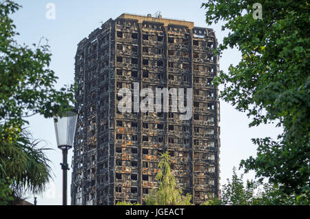 Verkohlte Überreste von Grenfell Hochhaus von Sozialwohnungen, in denen mindestens 80 Menschen gefürchtet werden, in ein Feuer, Kensington, Westlondon gestorben zu sein. Stockfoto