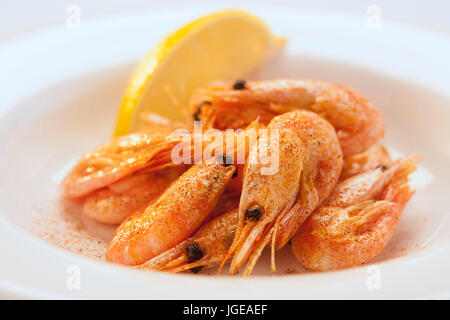 Gewürzte Salt-Baked Garnelen mit Zitrone servieren Stockfoto